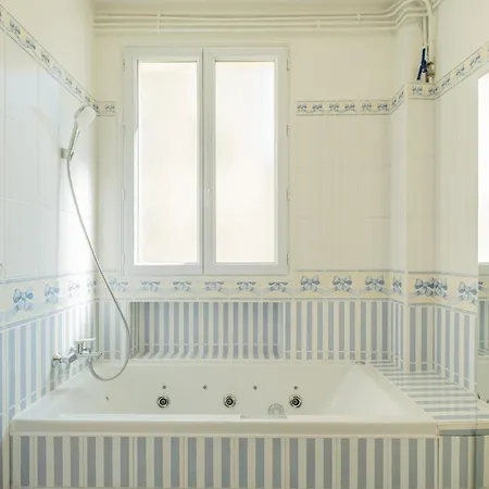 Parisian Escape And Jacuzzi And Vibes